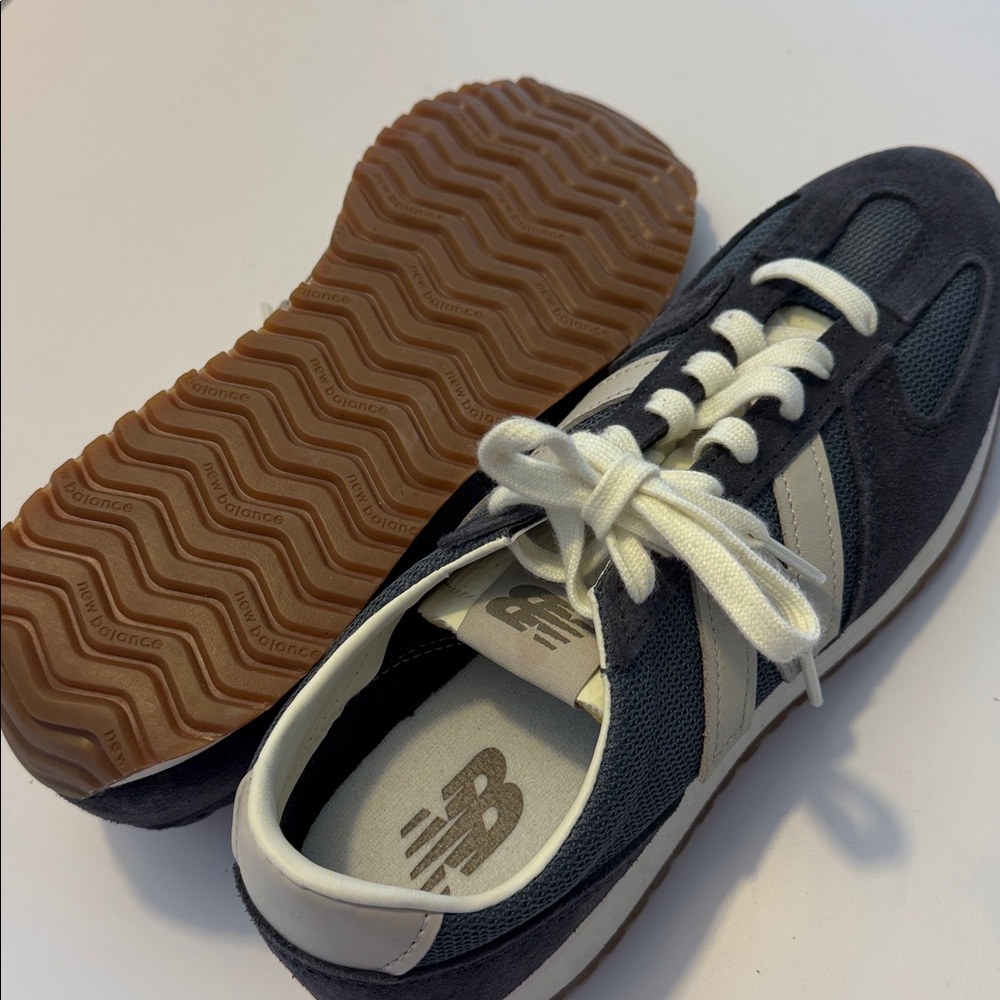 New Balance Women’s Navy and Grey Sneakers Sz 8. NWOB. Box28. SEE PICTURES - Picture 4 of 7